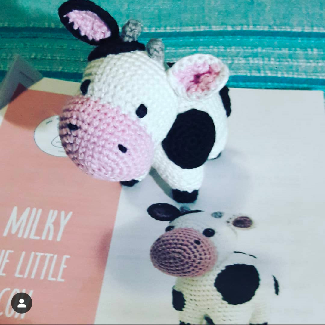 Milky réalisé par @ninakampos, petite vache au crochet -modèle Mi fil, mi câlin