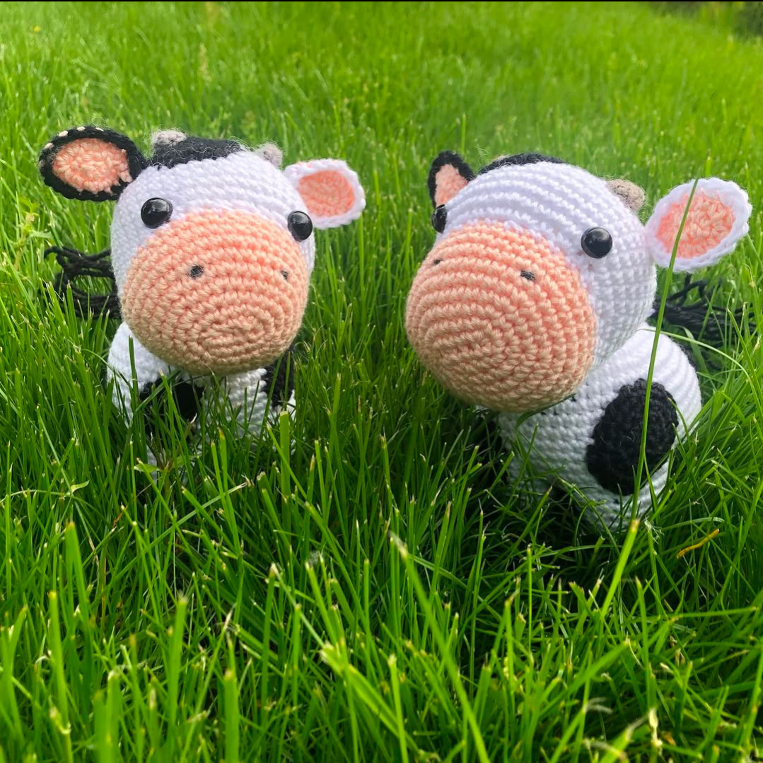 Milky réalisée par @crochet_nature, vache normande au crochet -modèle Mi fil, mi câlin