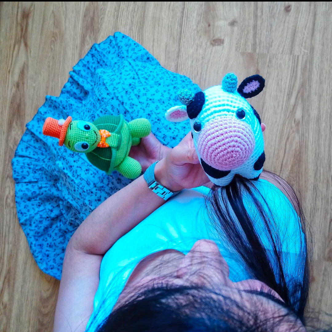 Milky réalisé par @seri_fe, petite vache au crochet -modèle Mi fil, mi câlin