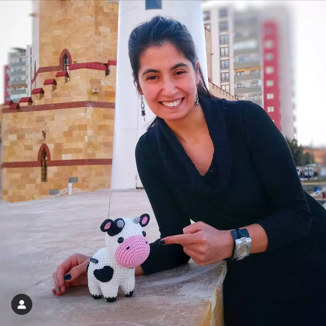 Milky réalisé par @seri_fe, petite vache au crochet -modèle Mi fil, mi câlin