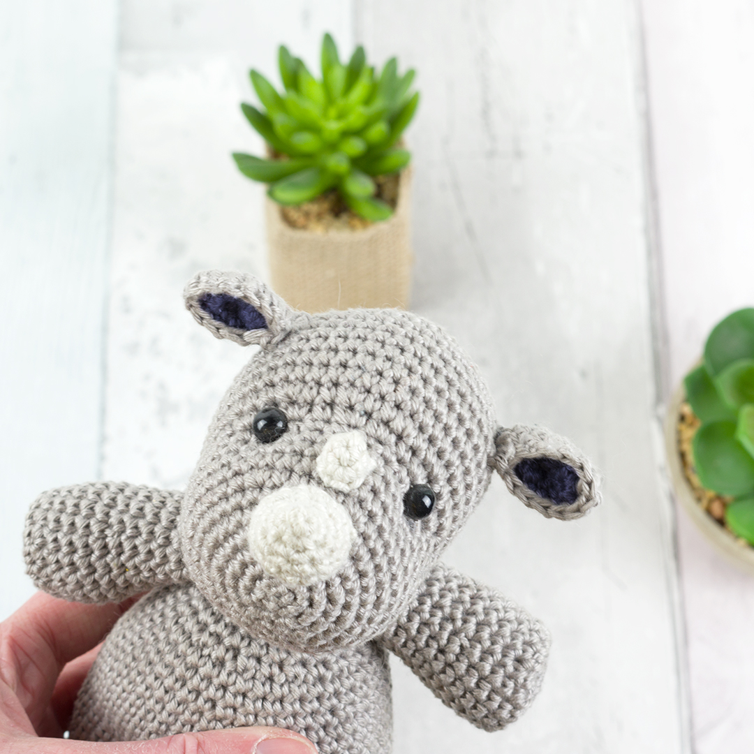 Otto le rhino, modèle amigurumi pour débutant de Mi fil, mi câlin