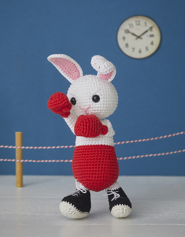 Lapin crochet pratiquant la boxe