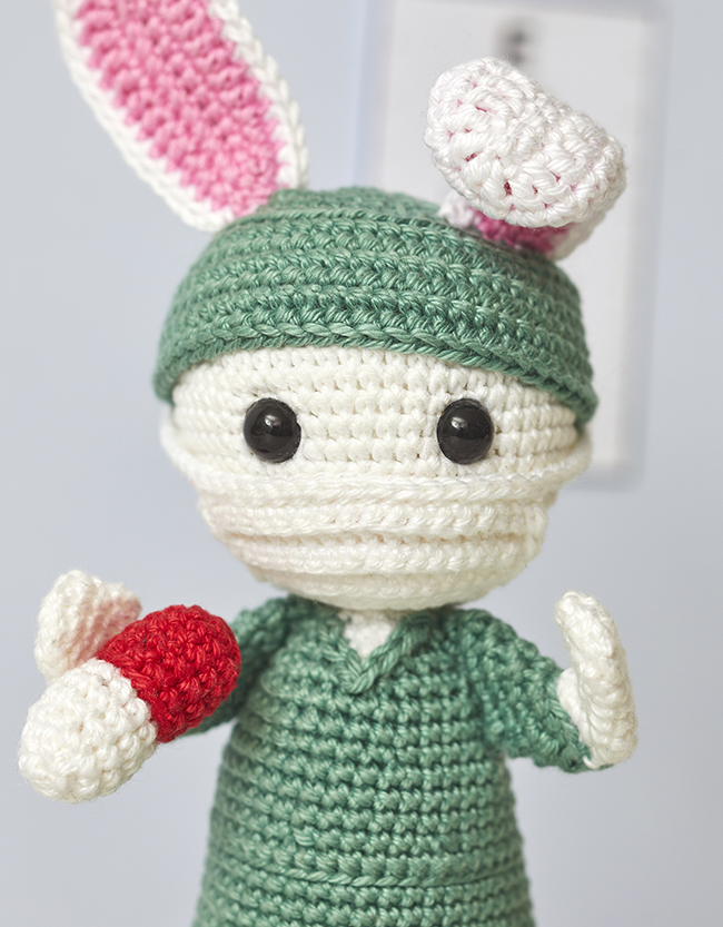 Le Covid n'a qu'à bien se tenir avec Dr Derek, un amigurumi plein de ressources !