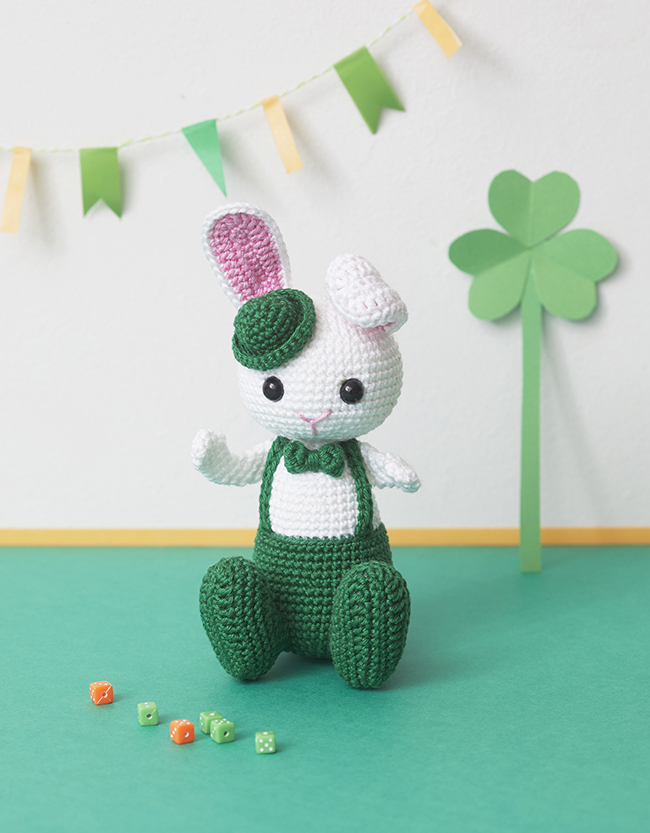 Patrick, le lapin irlandais : modèle à retrouver dans le livre "Mes lapinous à crocheter"